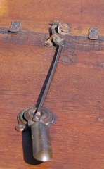 Original table lock under the top to keep the top tightly closed during use.